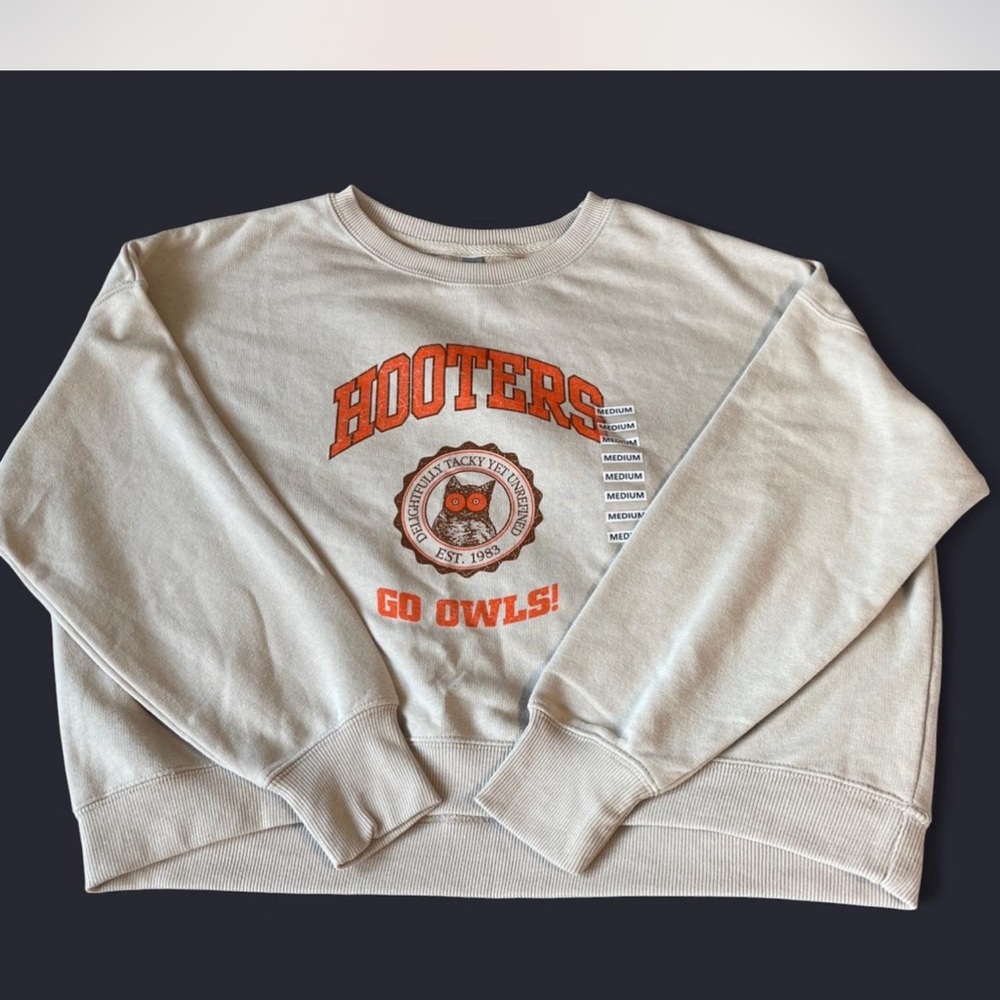 Hooters Cream and Orange Crew Neck Sweater 🦉 Brand new 🆕